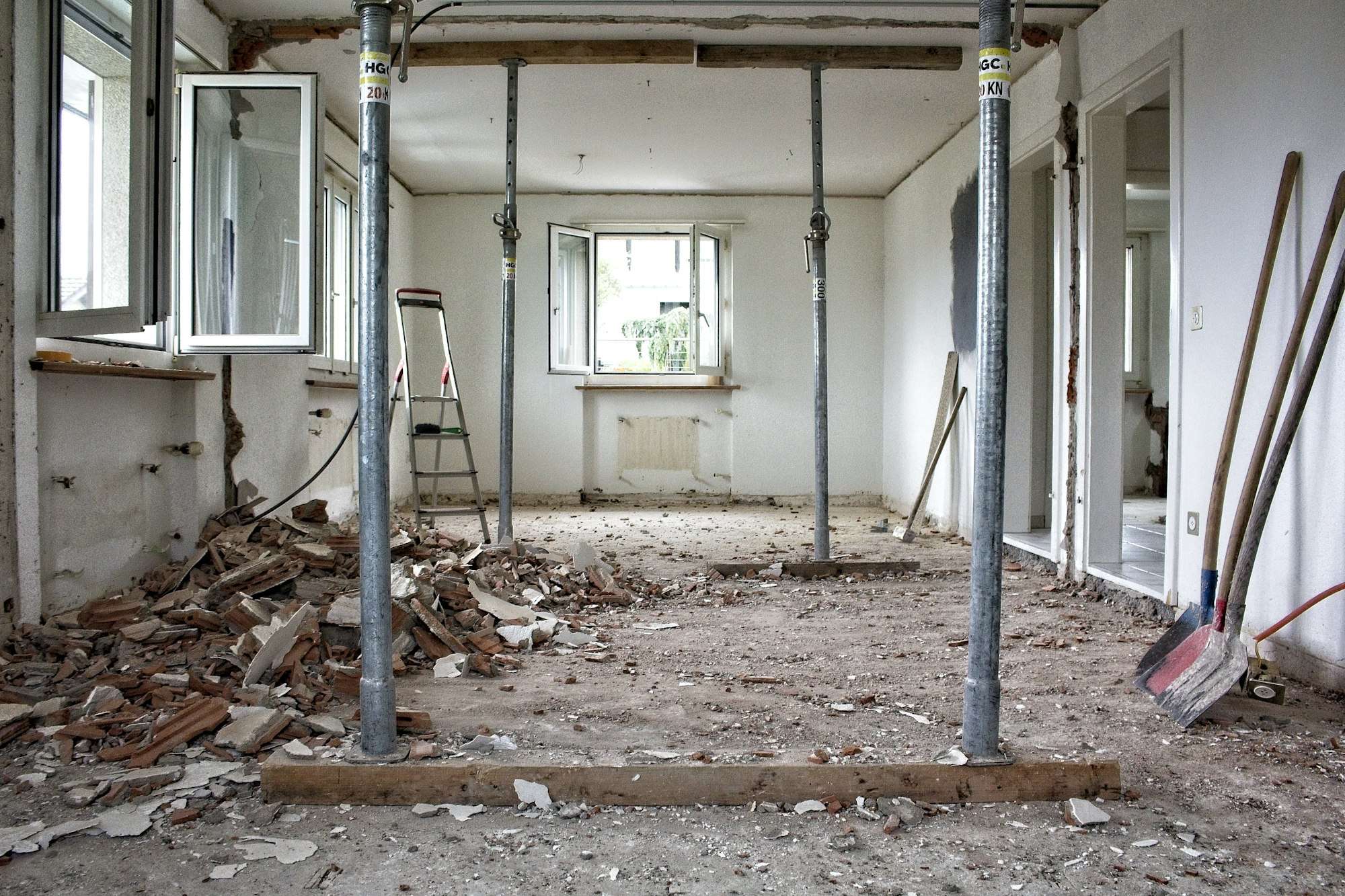 Pièce en cours de rénovation, plafond soutenu par des étançons métalliques